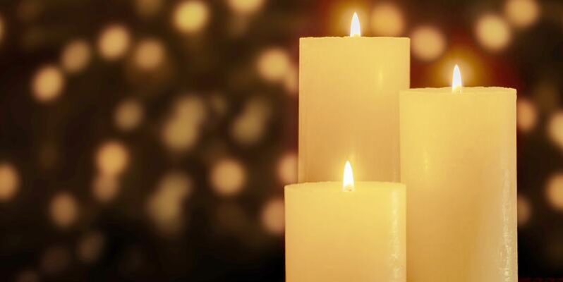 3 cremfarbene Blockkerzen für den Frühling