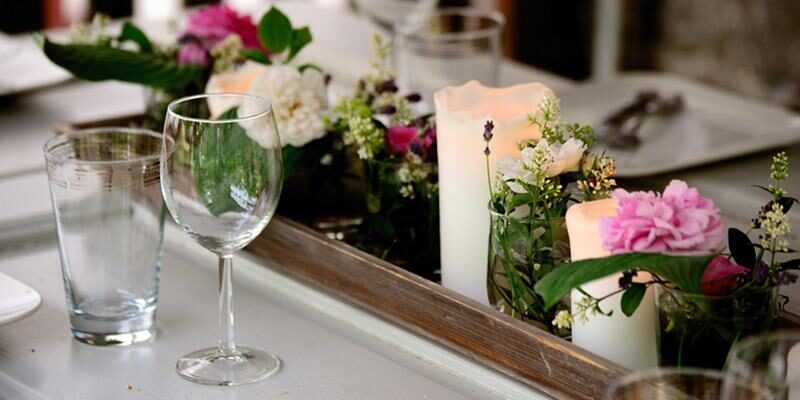 Blumen-Arrangement mit einer Kerzenvielfalt